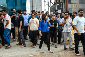 इंफाल  मेरिट सूची में देरी को लेकर नीट अभ्यर्थी और अभिभावक स्वास्थ्य निदेशालय में इकट्ठा हुए