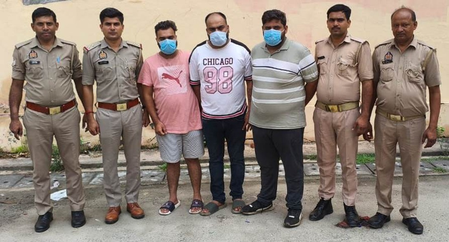 नोएडा एटीएम में फाइबर प्लेट लगाकर रुपये चुराने वाले गैंग का भंडाफोड़, इंस्टाग्राम रील से देखकर बनाया प्लान नोएडा एटीएम में फाइबर प्लेट लगाकर रुपये चुराने वाले गैंग का भंडाफोड़, इंस्टाग्राम रील से देखकर बनाया प्लान