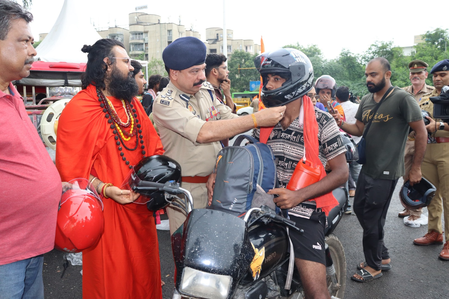गौतमबुद्धनगर पुलिस ने कांवड़ यात्रा मार्ग का किया निरीक्षण, श्रद्धालुओं को वितरित किए हेलमेट गौतमबुद्धनगर पुलिस ने कांवड़ यात्रा मार्ग का किया निरीक्षण, श्रद्धालुओं को वितरित किए हेलमेट