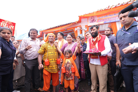 Delhi CM Rekha Gupta greets Kanwar pilgrims with flowers in East Delhi Delhi CM Rekha Gupta greets Kanwar pilgrims with flowers in East Delhi