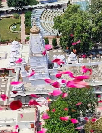 Sawan Shivratri: Choppers shower flower at prominent Shiva temples and devotees in Uttar Pradesh Sawan Shivratri: Choppers shower flower at prominent Shiva temples and devotees in Uttar Pradesh