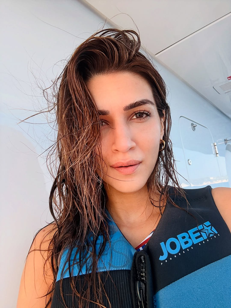Kriti Sanon recreates Zeenat Aman's 'Samundar Mein Naha Ke' vibes during her holiday Kriti Sanon recreates Zeenat Aman's 'Samundar Mein Naha Ke' vibes during her holiday