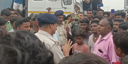 झारखंड पाकुड़ में बिजली संकट से त्रस्त लोगों का सब्र टूटा, 10 घंटे तक सड़क जाम झारखंड पाकुड़ में बिजली संकट से त्रस्त लोगों का सब्र टूटा, 10 घंटे तक सड़क जाम