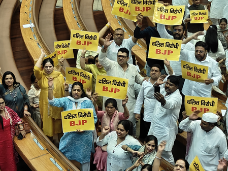 'आप' पार्षदों का एमसीडी सदन में प्रदर्शन, भाजपा पर दलितों का हक छीनने का लगाया आरोप