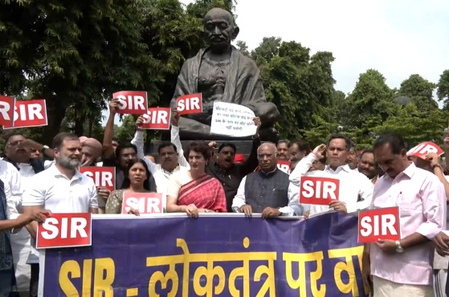 बिहार एसआईआर को लेकर इंडी गठबंधन का संसद परिसर में प्रदर्शन, चुनाव आयोग पर उठाए सवाल बिहार एसआईआर को लेकर इंडी गठबंधन का संसद परिसर में प्रदर्शन, चुनाव आयोग पर उठाए सवाल