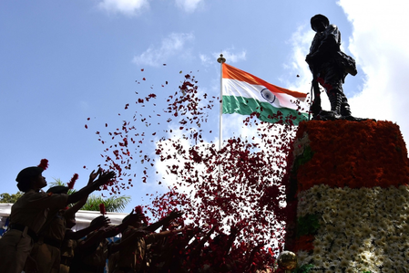 President, Defence Minister pay tribute to fallen heroes on Kargil Vijay Diwas