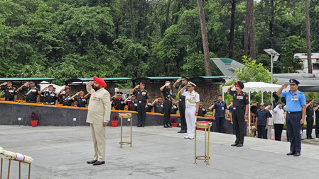 Uttarakhand Guv pays tribute to Kargil heroes at Cheedbagh on 26th Kargil Vijay Diwas Uttarakhand Guv pays tribute to Kargil heroes at Cheedbagh on 26th Kargil Vijay Diwas