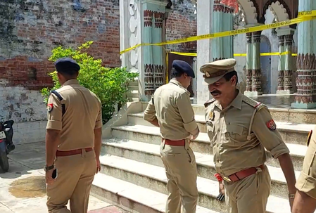 मैनपुरी: मंदिर में पूजा कर रही युवती को युवक ने मारी 4 गोलियां, हालत गंभीर