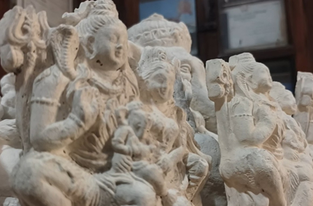 प्रयागराज : गाय के गोबर से महिलाएं बना रहीं मूर्तियां, बाजारों में बढ़ रही मांग
