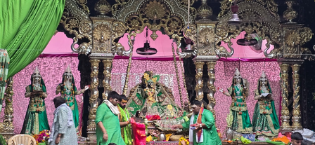 मथुरा स्वर्ण-रजत हिंडोले में विराजमान होकर बांकेबिहारी ने दिए भक्तों को दर्शन मथुरा स्वर्ण-रजत हिंडोले में विराजमान होकर बांकेबिहारी ने दिए भक्तों को दर्शन