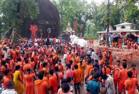 सावन विशेष : छोटे टीले से 80 फीट तक… हर साल बढ़ता है महादेव का अर्धनारीश्वर शिवलिंग, दिखती हैं जल तरंग