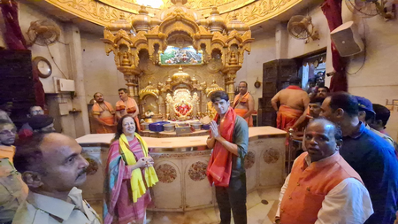 Sidharth Malhotra seeks blessings at Siddhivinayak Temple after welcoming daughter Sidharth Malhotra seeks blessings at Siddhivinayak Temple after welcoming daughter
