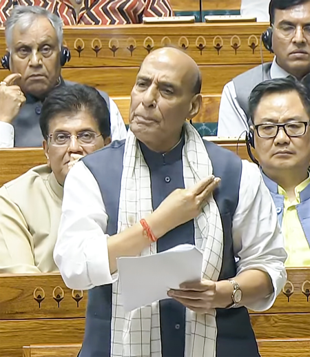राजनाथ सिंह ने विपक्ष के आरोपों पर दिया जवाब, 'भारत ने किसी के दबाव में नहीं रोका ऑपरेशन सिंदूर'
