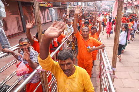 3rd Sawan Somwar: Massive turnout of devotees at Kashi Vishwanath and other Lord Shiva temples 3rd Sawan Somwar: Massive turnout of devotees at Kashi Vishwanath and other Lord Shiva temples