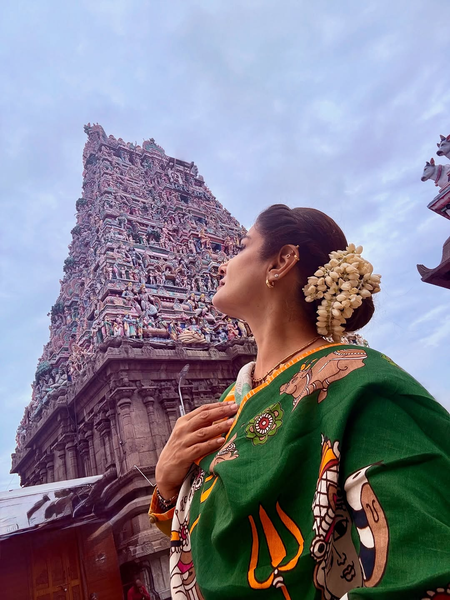 रवीना टंडन पहुंची मदुरै ने मीनाक्षी अम्मन मंदिर में किए दर्शन