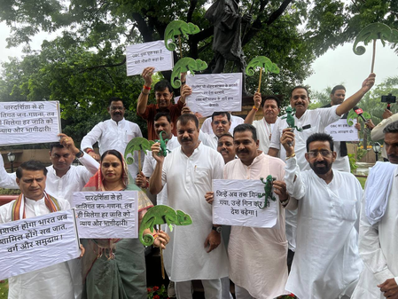 मध्य प्रदेश कांग्रेस विधायकों का गिरगिट खिलौनों के साथ प्रदर्शन, ओबीसी आरक्षण पर सरकार को घेरा मध्य प्रदेश कांग्रेस विधायकों का गिरगिट खिलौनों के साथ प्रदर्शन, ओबीसी आरक्षण पर सरकार को घेरा