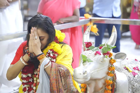 Rupali Ganguly offers prayers with husband Ashwin on Sawan Somwar