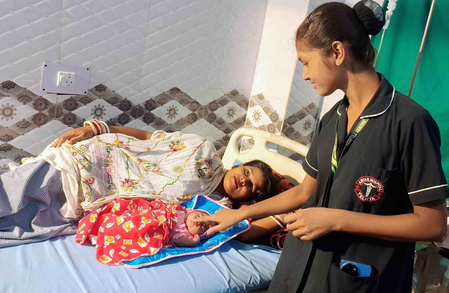 मूसलाधार बारिश के बीच यात्री बस में कराया सुरक्षित प्रसव, गूंजी खुशियों की किलकारी