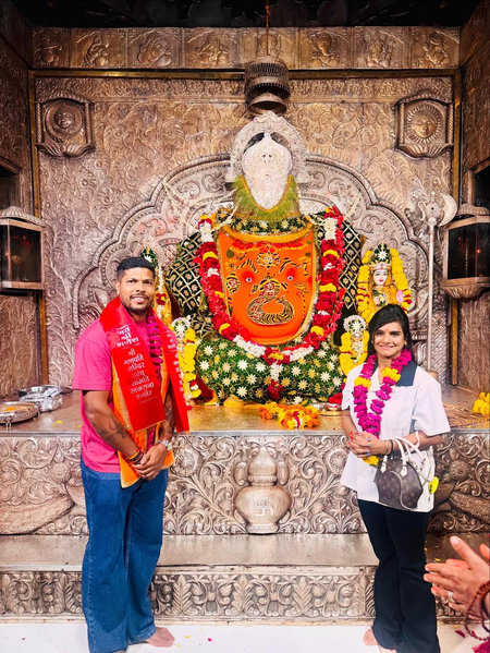भारतीय तेज गेंदबाज उमेश यादव ने उज्जैन में श्री महाकालेश्वर ज्योतिर्लिंग मंदिर के दर्शन किए