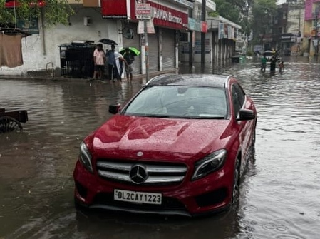 यूपी: पानी में डूबी मर्सिडीज कार, मालिक ने नगर आयुक्त को भेजा लीगल नोटिस