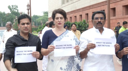 छत्तीसगढ़ में ननों की गिरफ्तारी के विरोध में प्रियंका गांधी का संसद के बाहर प्रदर्शन, बोलीं- हम आवाज उठाते रहेंगे छत्तीसगढ़ में ननों की गिरफ्तारी के विरोध में प्रियंका गांधी का संसद के बाहर प्रदर्शन, बोलीं- हम आवाज उठाते रहेंगे