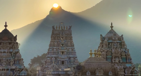 सावन विशेष यहां अग्नि रूप में दर्शन देते हैं महादेव, ‘पंच भूत स्थलों’ में से एक मंदिर का 217 फुट ऊंचा है ‘राज गोपुरम’ सावन विशेष यहां अग्नि रूप में दर्शन देते हैं महादेव, ‘पंच भूत स्थलों’ में से एक मंदिर का 217 फुट ऊंचा है ‘राज गोपुरम’