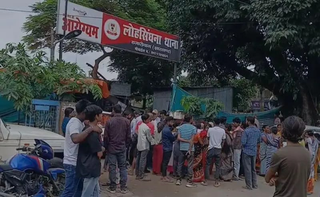 हजारीबाग में युवक का शव फंदे से झूलता मिला, पत्नी पर हत्या का आरोप, शव के साथ सड़क जाम हजारीबाग में युवक का शव फंदे से झूलता मिला, पत्नी पर हत्या का आरोप, शव के साथ सड़क जाम