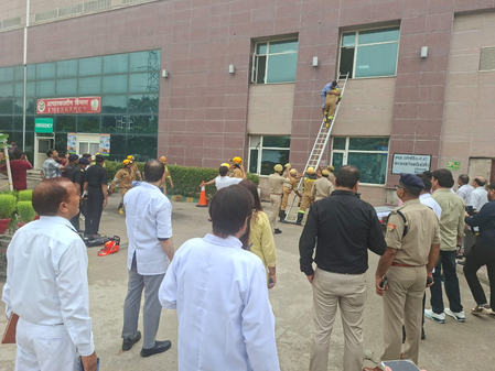ग्रेटर नोएडा भूकंप और औद्योगिक आपदा से निपटने को लेकर 5 जगहों में मॉक ड्रिल ग्रेटर नोएडा भूकंप और औद्योगिक आपदा से निपटने को लेकर 5 जगहों में मॉक ड्रिल