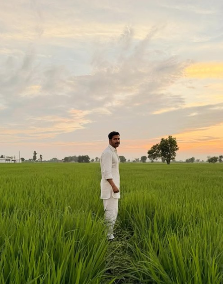 'बॉर्डर-2' की शूटिंग के बीच लहलहाते खेत में दिखे वरुण धवन, लिखा सिर्फ एक शब्द 'पंजाब'