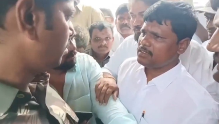 आंध्र प्रदेश मंत्री के चचेरे भाई पर पुलिस कांस्टेबल को थप्पड़ मारने का आरोप, हुई गिरफ्तारी आंध्र प्रदेश मंत्री के चचेरे भाई पर पुलिस कांस्टेबल को थप्पड़ मारने का आरोप, हुई गिरफ्तारी