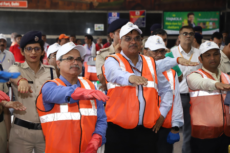 नई दिल्ली रेलवे स्टेशन पर स्वच्छता अभियान की शुरुआत नई दिल्ली रेलवे स्टेशन पर स्वच्छता अभियान की शुरुआत