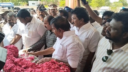 तमिलनाडु ऑनर किलिंग मामला भारी विरोध प्रदर्शन के बीच परिजनों को सौंपा गया इंजीनियर का शव तमिलनाडु ऑनर किलिंग मामला भारी विरोध प्रदर्शन के बीच परिजनों को सौंपा गया इंजीनियर का शव
