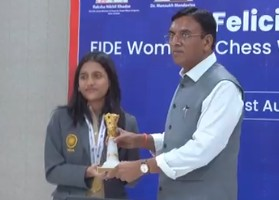 'फिडे महिला विश्व कप' जीतने वाली दिव्या देशमुख को केंद्रीय खेल मंत्री ने किया सम्मानित