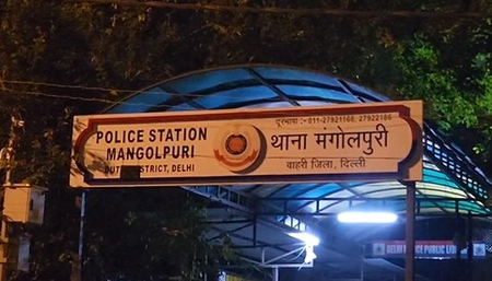 दिल्ली मंगोलपुरी में फायरिंग, 98 हजार रुपए और स्कूटी लेकर फरार हुए बदमाश दिल्ली मंगोलपुरी में फायरिंग, 98 हजार रुपए और स्कूटी लेकर फरार हुए बदमाश