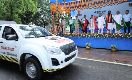 बिहार सीएम नीतीश ने पुलिस उपाधीक्षक यातायात एवं यातायात थानों के लिए 71 पुलिस वाहनों को हरी झंडी दिखाकर किया रवाना बिहार सीएम नीतीश ने पुलिस उपाधीक्षक यातायात एवं यातायात थानों के लिए 71 पुलिस वाहनों को हरी झंडी दिखाकर किया रवाना