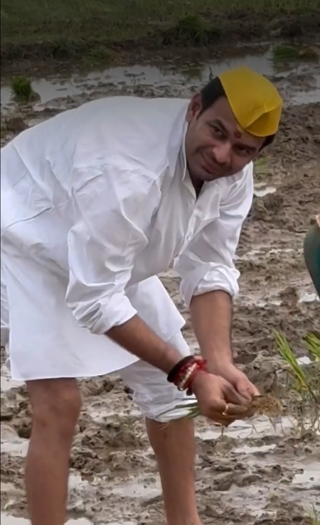 बिहार राजद से निष्कासित पूर्व मंत्री तेज प्रताप का दिखा अलग अंदाज, धान के खेत में रोपनी करते नजर आए बिहार राजद से निष्कासित पूर्व मंत्री तेज प्रताप का दिखा अलग अंदाज, धान के खेत में रोपनी करते नजर आए