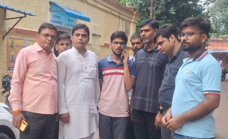 सपा छात्र नेता को 'अ' से अखिलेश और आजम पढ़ाना पड़ा भारी, पुलिस अभिरक्षा में रहना पड़ा 16 घंटे