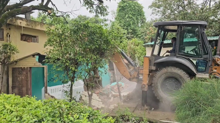 उत्तराखंड : नैनीताल के रामनगर में अवैध मजारों पर प्रशासन का बुलडोजर, तीन ढांचे ध्वस्त