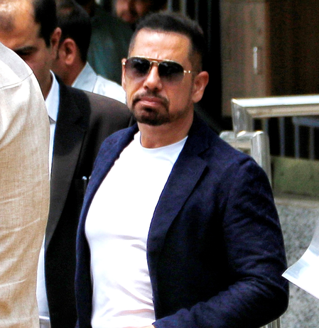 Delhi court issues notice to Robert Vadra in land deal case (Lead)