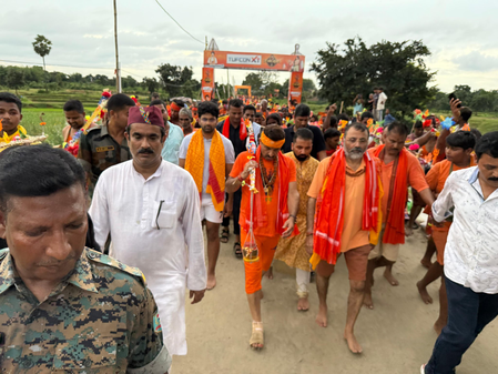 105 किमी की कांवड़ यात्रा पूरी कर देवघर पहुंचे मनोज तिवारी, बाबा बैद्यनाथ को किया जलाभिषेक 105 किमी की कांवड़ यात्रा पूरी कर देवघर पहुंचे मनोज तिवारी, बाबा बैद्यनाथ को किया जलाभिषेक