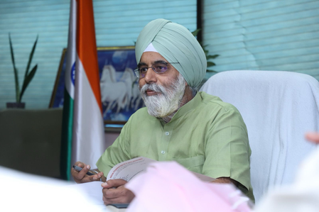 हर व्यक्ति को एक पौधा जरूर लगाना चाहिए राजा इकबाल हर व्यक्ति को एक पौधा जरूर लगाना चाहिए राजा इकबाल