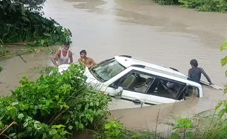 11 dead as vehicle plunges into canal in UP's Gonda