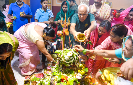 एनसीआर में काले बादलों का डेरा, सावन के अंतिम सोमवार पर मंदिरों में श्रद्धालुओं का आगमन