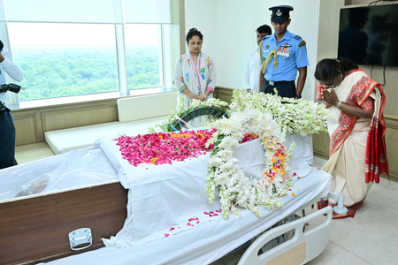 दिल्ली : राष्ट्रपति मुर्मू ने गंगाराम अस्पताल पहुंचकर दी शिबू सोरेन को श्रद्धांजलि