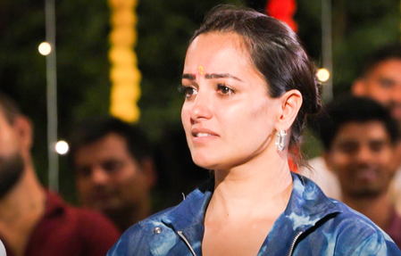 Anita Hassanandani breaks down in tears on the first night in the village on ‘Chhoriyan Chali Gaon’