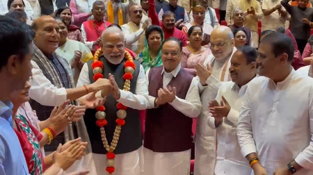 एनडीए बैठक में हर हर महादेव के नारों के बीच पीएम मोदी का भव्य स्वागत, ऑपरेशन सिंदूर की सफलता पर सम्मानित एनडीए बैठक में हर हर महादेव के नारों के बीच पीएम मोदी का भव्य स्वागत, ऑपरेशन सिंदूर की सफलता पर सम्मानित