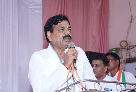 जबलपुर में स्वास्थ्य अधिकारी की नियुक्ति पर कांग्रेस का हंगामा जबलपुर में स्वास्थ्य अधिकारी की नियुक्ति पर कांग्रेस का हंगामा