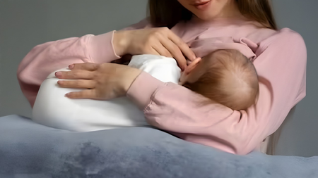 Breastfeeding Week 2025: नहीं भर रहा शिशु का पेट तो कौन सा दूध है बेस्ट?