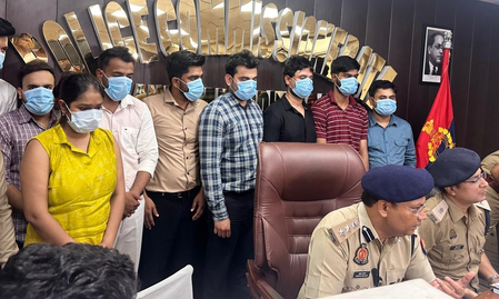 नोएडा फर्जी कॉल सेंटर से ठगी करने वाले गिरोह का भंडाफोड़, महिला समेत 11 गिरफ्तार, संचालक पति-पत्नी फरार नोएडा फर्जी कॉल सेंटर से ठगी करने वाले गिरोह का भंडाफोड़, महिला समेत 11 गिरफ्तार, संचालक पति-पत्नी फरार