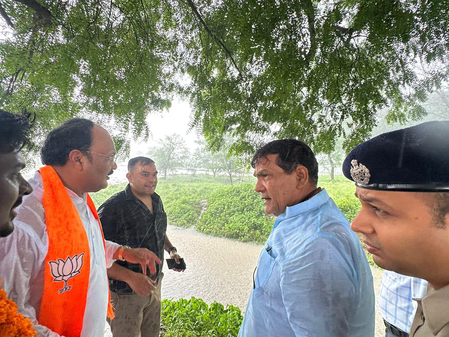 लखनऊ एके शर्मा ने भदोही में बाढ़ प्रभावित क्षेत्रों का किया दौरा, त्वरित राहत पहुंचाने के निर्देश लखनऊ एके शर्मा ने भदोही में बाढ़ प्रभावित क्षेत्रों का किया दौरा, त्वरित राहत पहुंचाने के निर्देश
